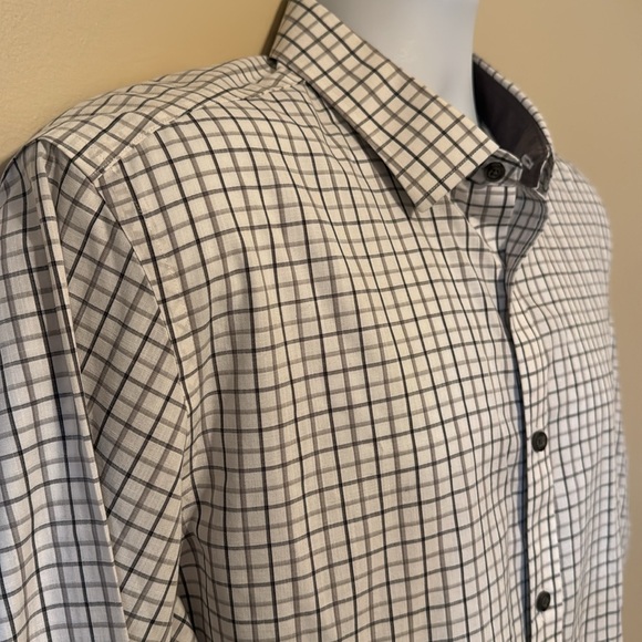 UNTUCKIT Button Down Shirt. Size XL - Picture 6 of 9